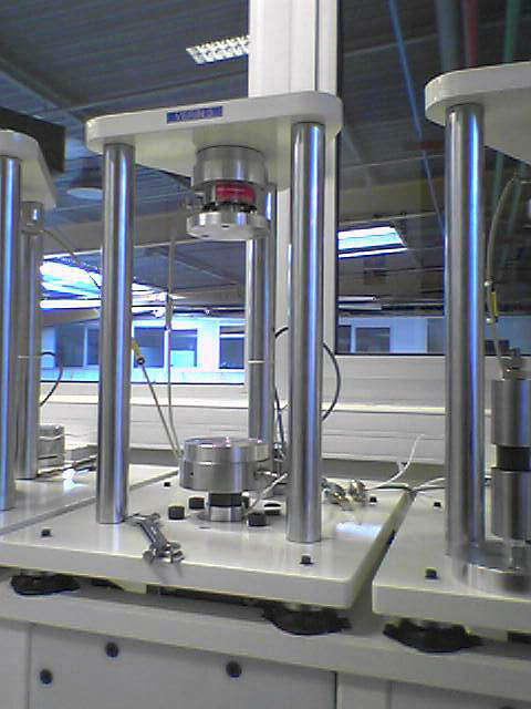 BIOMEDICAL – PROSTHESIS TEST BENCH - Hydraulic Clamping Systems - Quiri